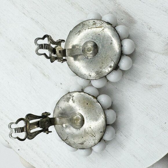 Vintage Japan White Milk Glass Bead Cluster Stud Clip On Earrings - Picture 3 of 9